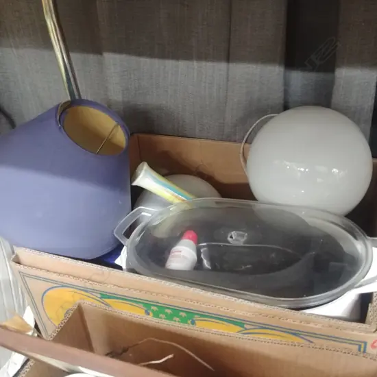 BOX OF LIGHT FITTINGS / STEAMER ETC