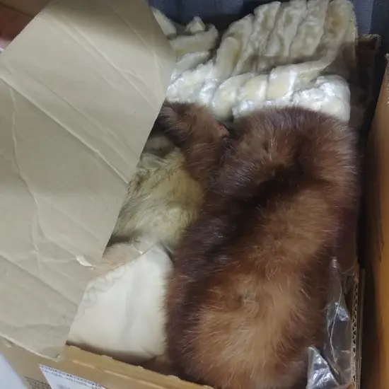 LOT OF VINTAGE FABRICS+FURS