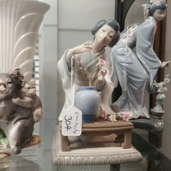 LLADRO CHINESE GIRL FLOWER ARRANGING