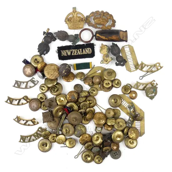BAG LOT WW2 BUTTONS HAT BADGES ETC