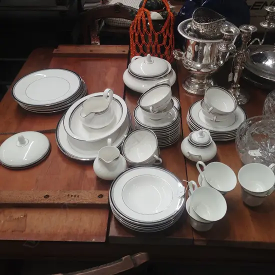 ROYAL PART DOULTON DINNER SET 'SARABANDE'