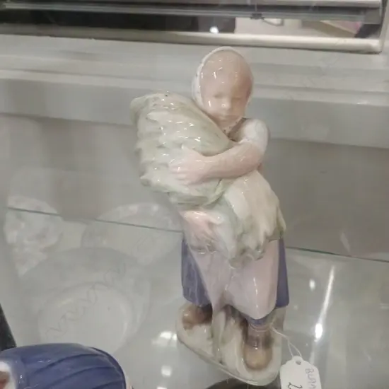 COPENHAGEN GIRL WITH HAY