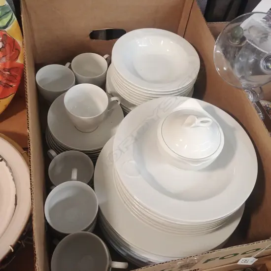 MILKASA 'CLASSIC FLAIR' DINING SET