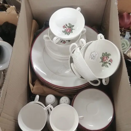 PART THAI DINNER SERVICE + WEDGWOOD SOUP COUPES
