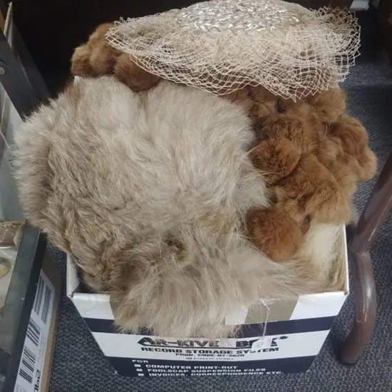 BOX TABLE CLOTHS/FOX SHAWL/ RABBIT SCARF