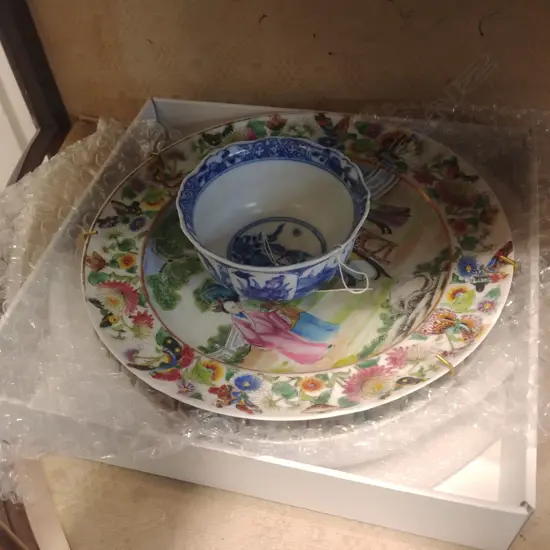 3 CHINESE PORCELAIN ITEMS: 2 F/ROSE PLATES A.F ..