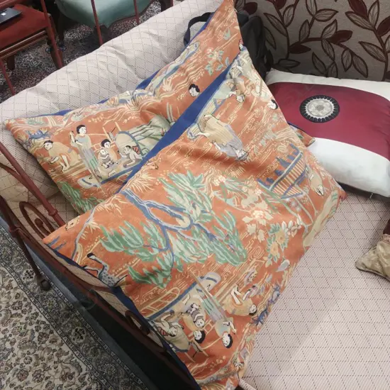 2 ORIENTAL DESIGN PILLOW COVERS & 2 CUSHIONS