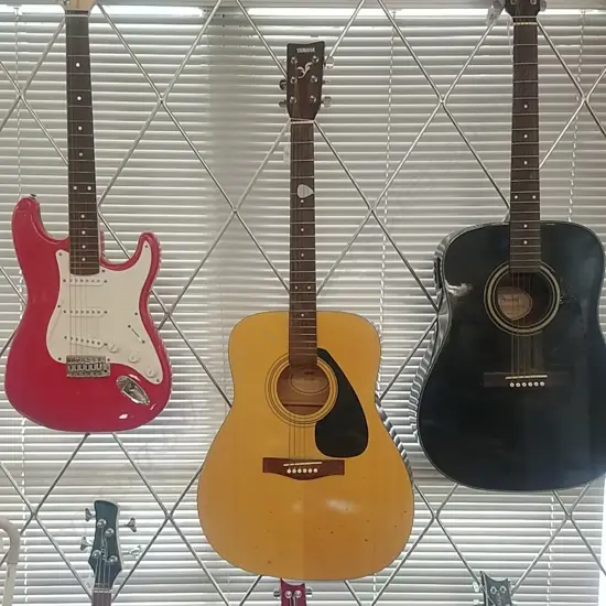 YAMAHA  F-310P ACOUSTIC GUITAR