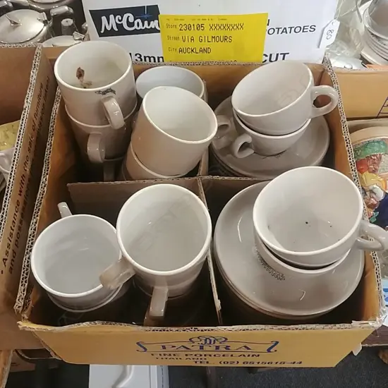 CROWN LYNN BOX OF CUPS/SAUCERS