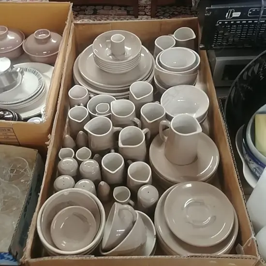 LARGE SELECTION OF ASSORTED CROWN LYNN PCS
