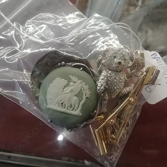 ASST LOT WEDGWOOD BROOCH/TEDDY ETC