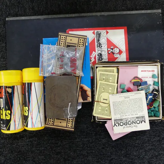 ASSORTED VINTAGE GAMES ; MONOPOLY ETC