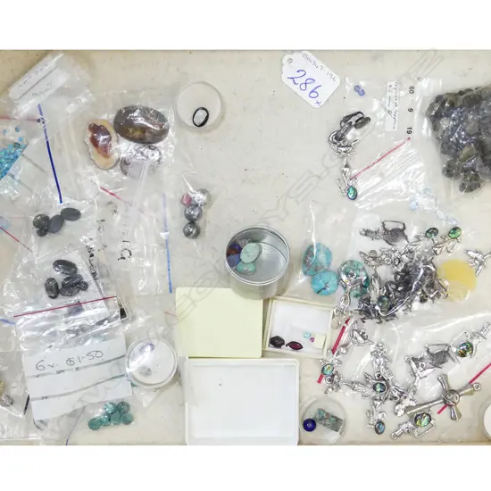 TRAY UNMOUNTED TURQUOISE & OTHER STONES, PENDANTS ETC