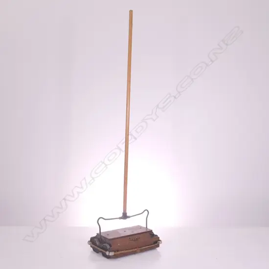 1920'S EWBANK CARPET SWEEPER