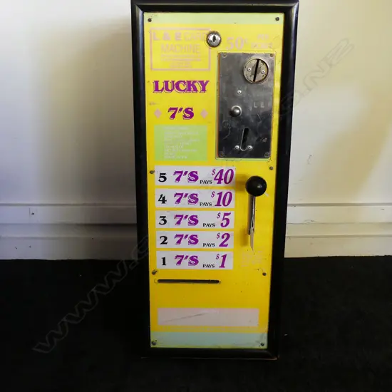 VINTAGE 'LUCKY 7'S' VENDING MACHINE COIN OPERATED