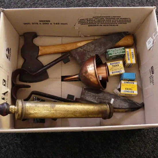 BOX VINTAGE HATCHET, SHEARS, 2 COPPER FUNNELS, 