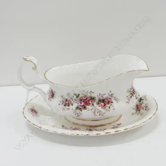 R/ALBERT LAVENDER ROSE GRAVY BOAT & SAUCER. SAUCER L. 210MM