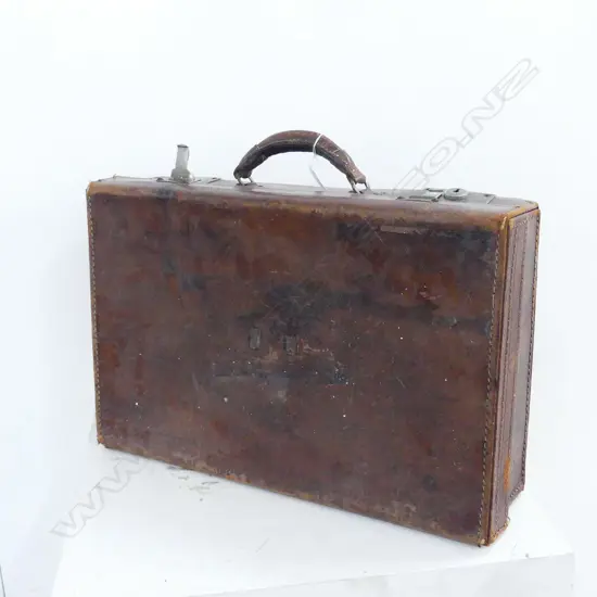 A VINTAGE LEATHER SUIT CASE L 500MM