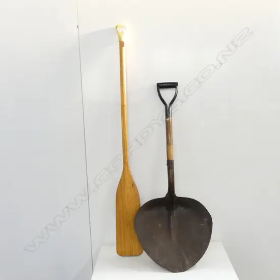 EARLY 20TH 'FLYING SWALLOW' STEEL SHOVEL, L. 1070MM + PADDLE L. 1306MM