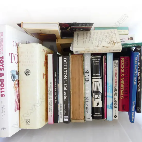 LG BOX ANTIQUE GUIDES, DOULTON, POTTER, PORC MARKS ETC