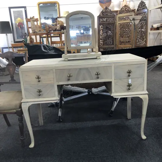 QUEEN ANNE STYLE DRESSER, MATCHING SM MIRROR, W. 1070MM, H. 707MM