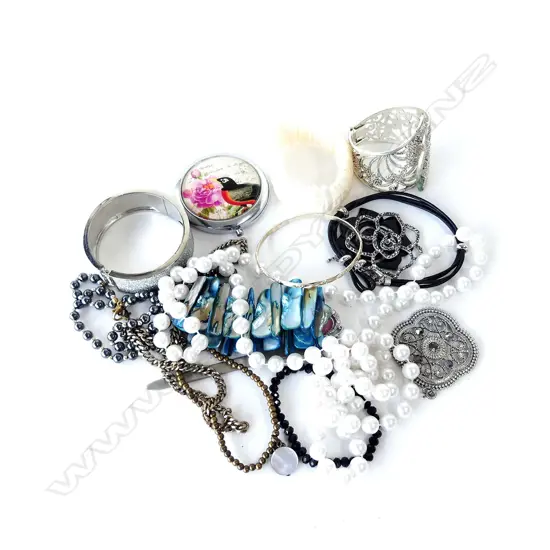 GOOD BAG OF COSTUME JEWELLERY