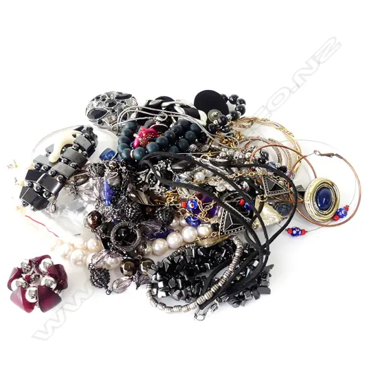 GOOD BAG OF COSTUME JEWELLERY