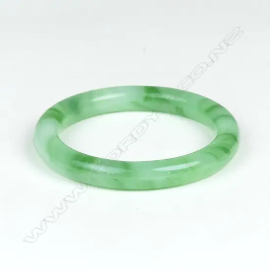 CHINESE APPLE GREEN JADE BANGLE