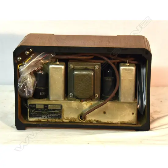 Model Courtenay 17, by Radio Corp of NZ, wood. H.200mm