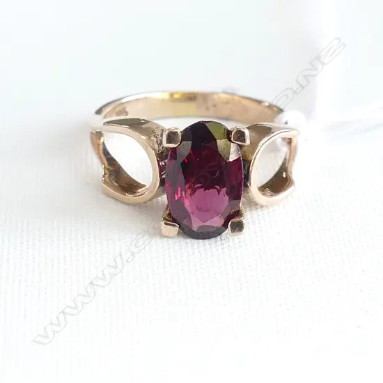 VINTAGE 9CT GARNET RING
