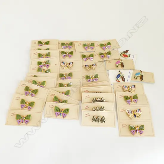 BAG OF 1960s RETRO BROOCHES