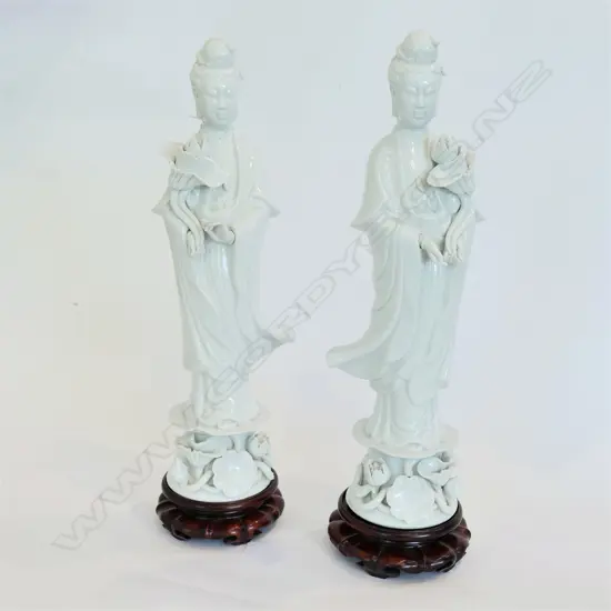 PAIR WHITE PORCELAIN LADIES H.360MM + STANDS