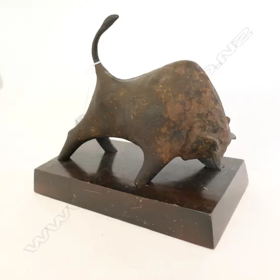 STYLISED BULL SCULPTURE ON PLINTH L 240 MM