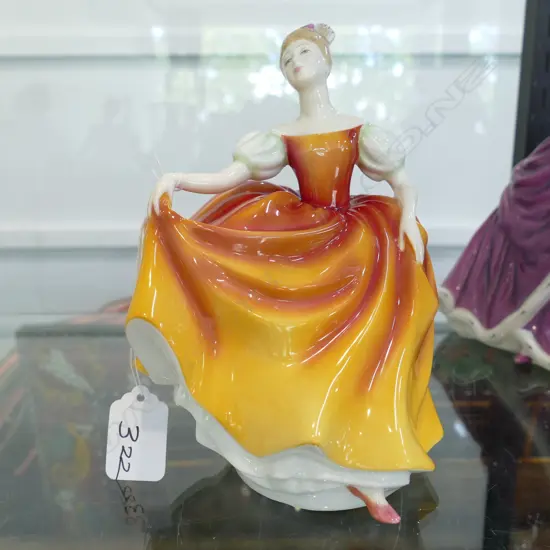 ROYAL DOULTON BOXED FIGURINE AUTUMN ATTRACTION 190MM H