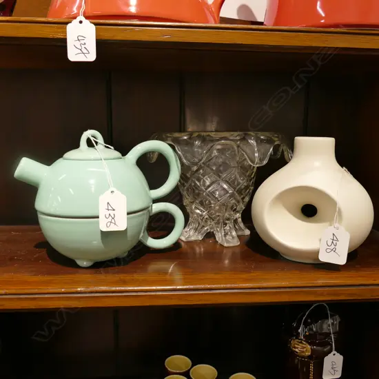 3 items: TEAPOT/CUP + WHITE VASE + GLASS VASE