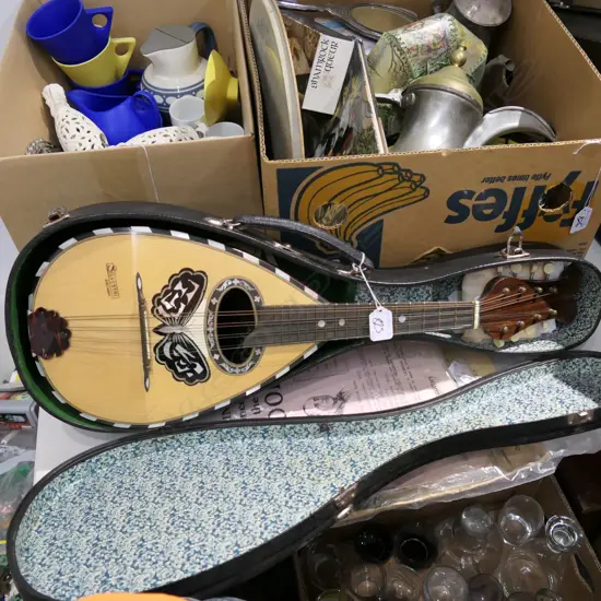 QUALITY CASED SYLVESTER MANDOLIN WITH MOP INLAY  + 5 LESSON BOOKS (188085)