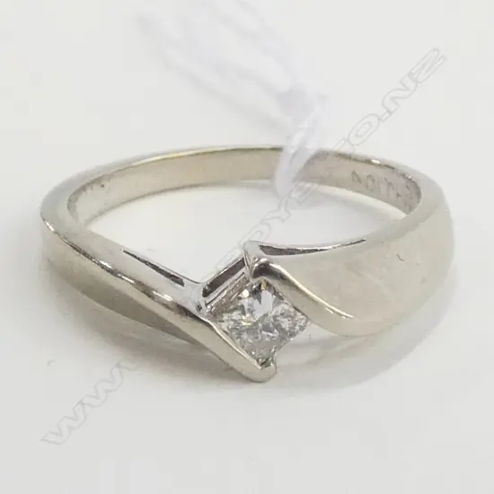 10K PRINCESS CUT SOLITAIRE DIAMOND RING