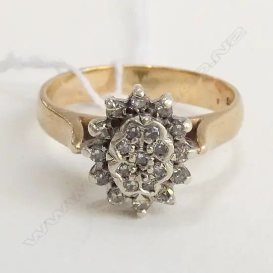 9CT & DIAMOND CLUSTER RING OVAL FLORET TOP