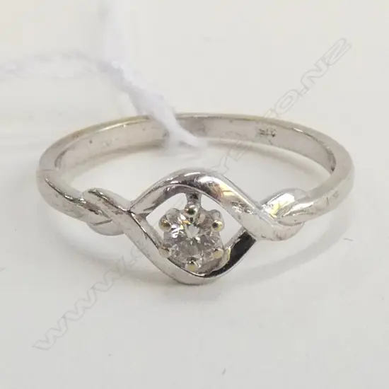 9CT WHITE GOLD DAIMOND SOLITAIRE RING