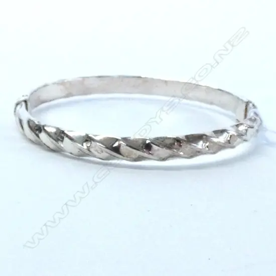 STG SILVER RIBBED DESIGN BRACELET