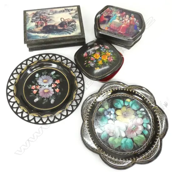 FIVE HANDPAINTED RUSSIAN PIECES, 3 BOXES, 2 PLATES