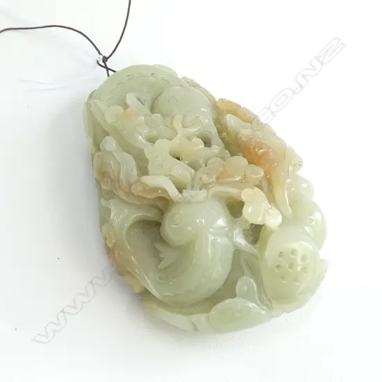 CHINESE CARVED GREEN JADE HANDLING PIECE PENDANT