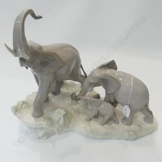 LGE LLADRO ELEPHANT FAMILY GROUP. L.400mm