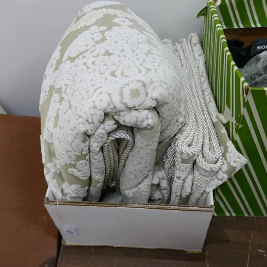 AS NEW QUEEN DUVET INCL DUVET COVER, 2X EURO PILLOW COVERS, 2X STANDARD PILLOW COVERS