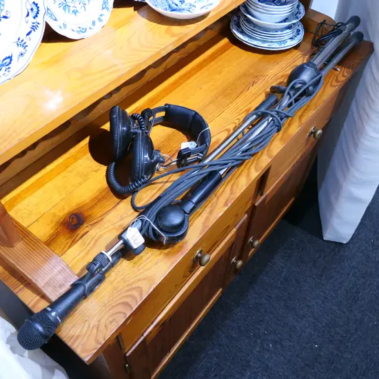 PEAVEY MICROPHONE /STAND + HEADPHONES