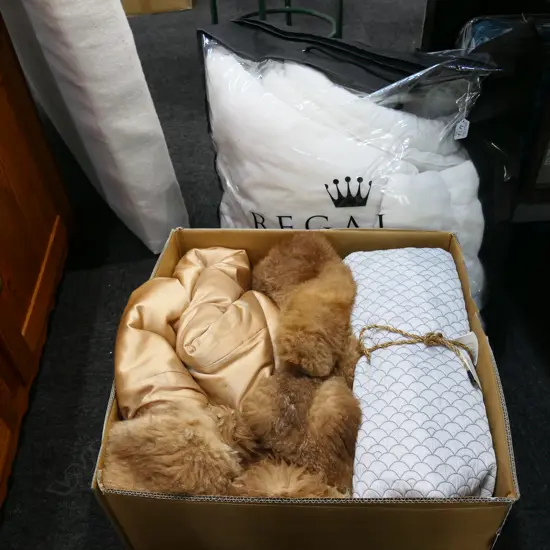 LOT QUEEN SIZE BED SPREAD ETC