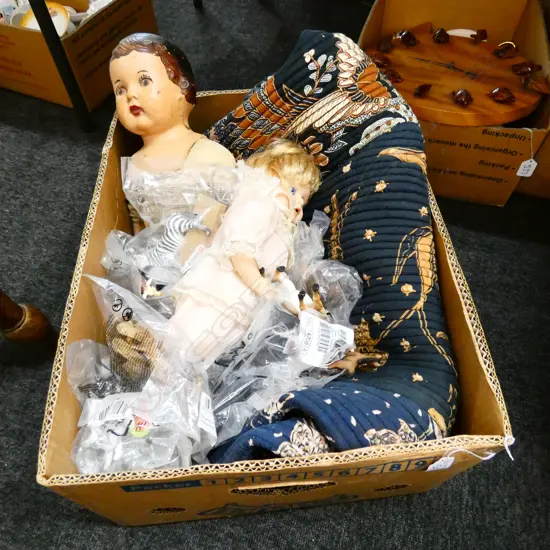 BOX LOT COTTON BLANKET, DOLLS, SCHLEICH ANIMALS