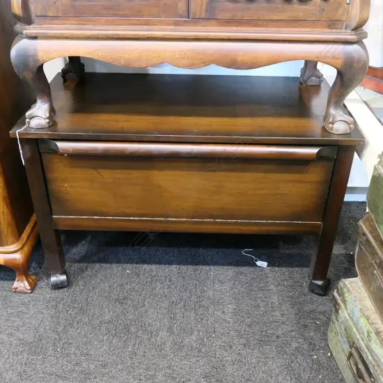 LOW CABINET ON CASTORS W. 880MM