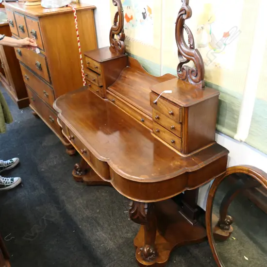 VICTORIAN MAHOGANY DRESSING TABLE WITH MIRROR W. 1200MM