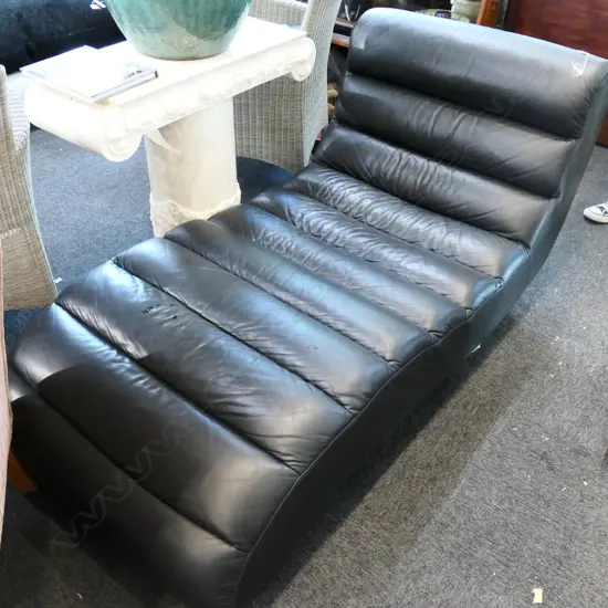 BLACK LEATHER CHAISE LOUNGE
